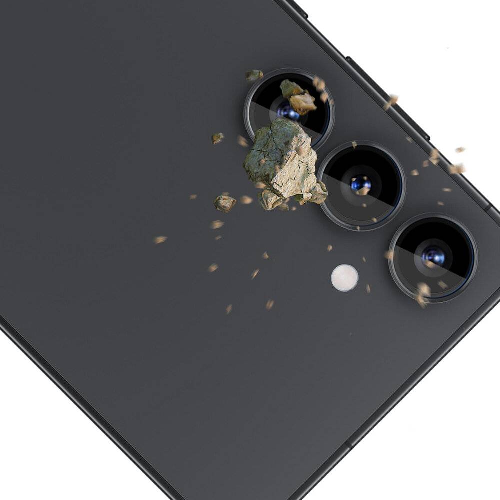 Nahaufnahme des hinteren Kameramoduls eines schwarzen Smartphones mit zerbrochenem Glas, das drei Linsen und einen kleinen weißen Sensor auf weißem Hintergrund zeigt.