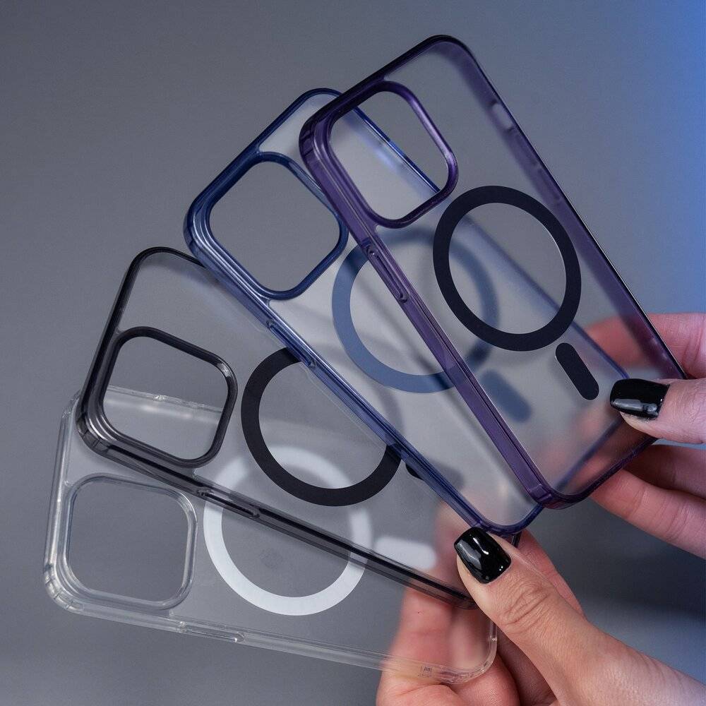 Drei transparente Handyhüllen in der Hand, jeweils mit MagSafe-kompatiblen Designs; die Farben umfassen Grau, Blau und Lila.