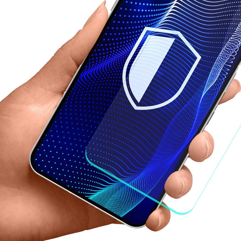 Eine Hand, die ein Smartphone hält, auf dessen Bildschirm ein digitales Schildsymbol angezeigt wird, das Cybersicherheit oder Datenschutz symbolisiert.