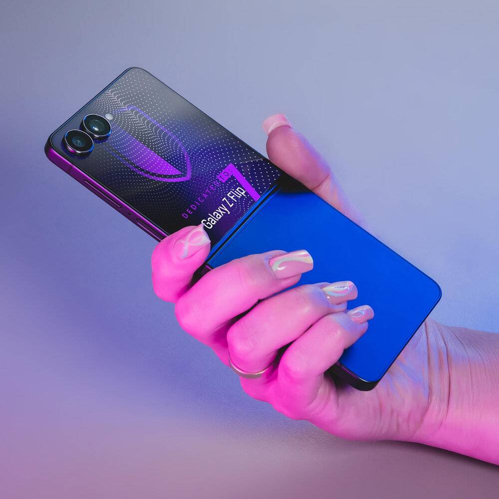 Ein elegantes, modernes Smartphone mit einer Dreifach-Kameraanlage auf der Rückseite, das fortschrittliche Kameratechnologie für überlegene Fotografie zur Schau stellt.