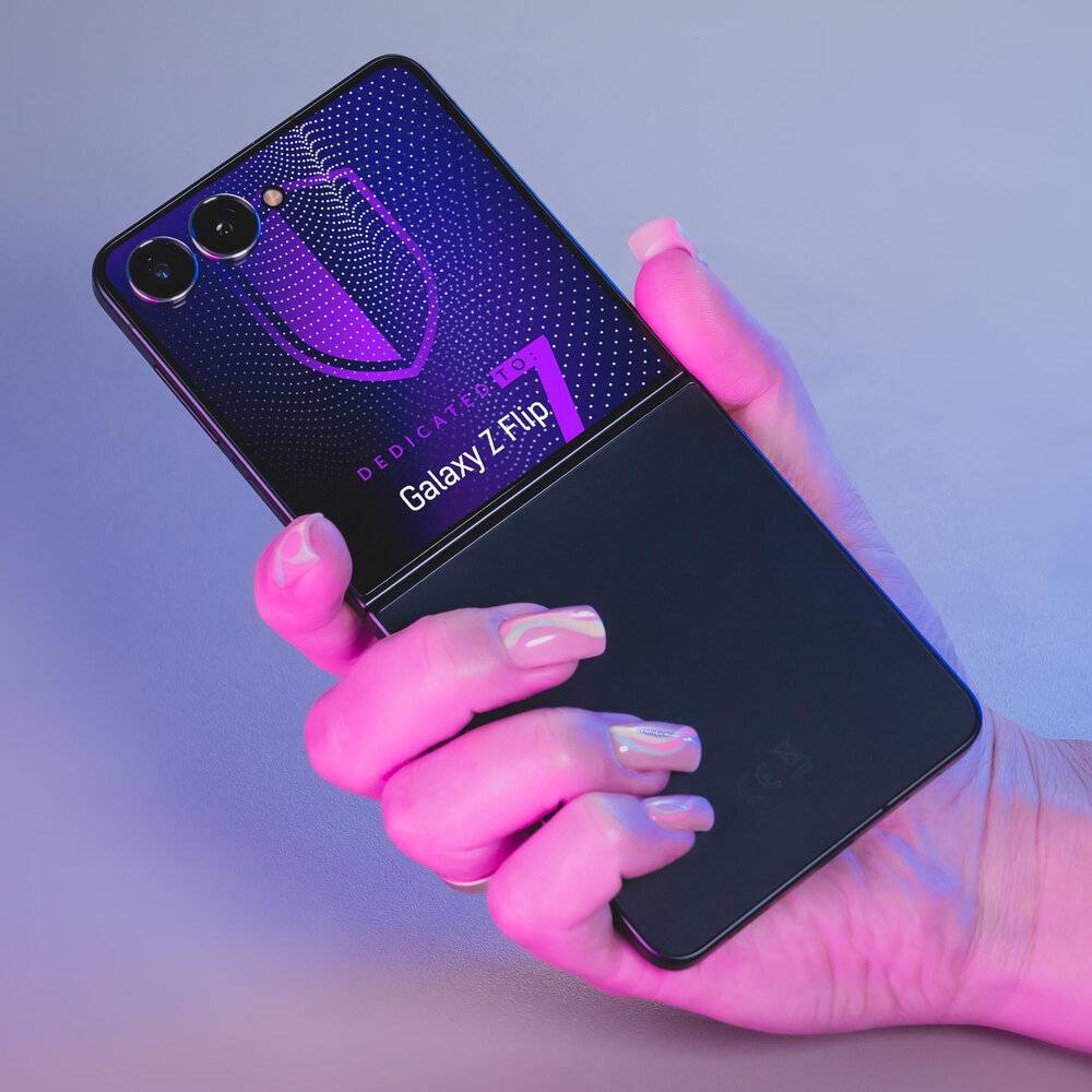 Eine Hand hält ein schwarzes Smartphone mit sichtbarem Text 