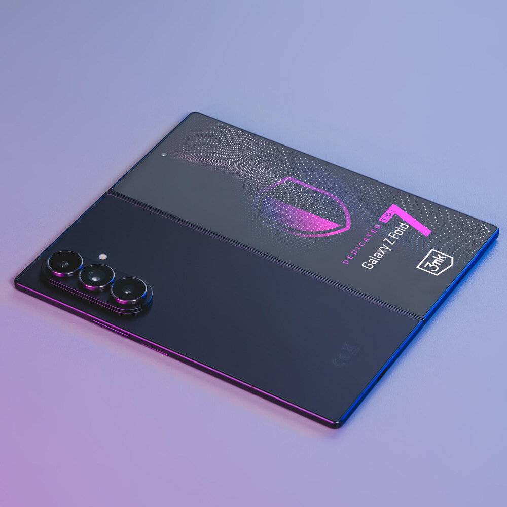 Ein modernes Smartphone mit drei rückwärtigen Kameras liegt auf einer Oberfläche und präsentiert ein elegantes Design mit teilweise sichtbarem Logo und Text.