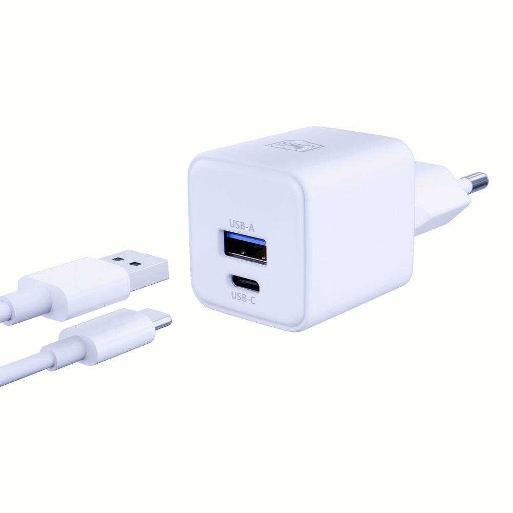 Ein weißes USB-Wandladegerät mit USB-A- und USB-C-Anschlüssen neben zwei passenden Kabeln mit entsprechenden Steckern.