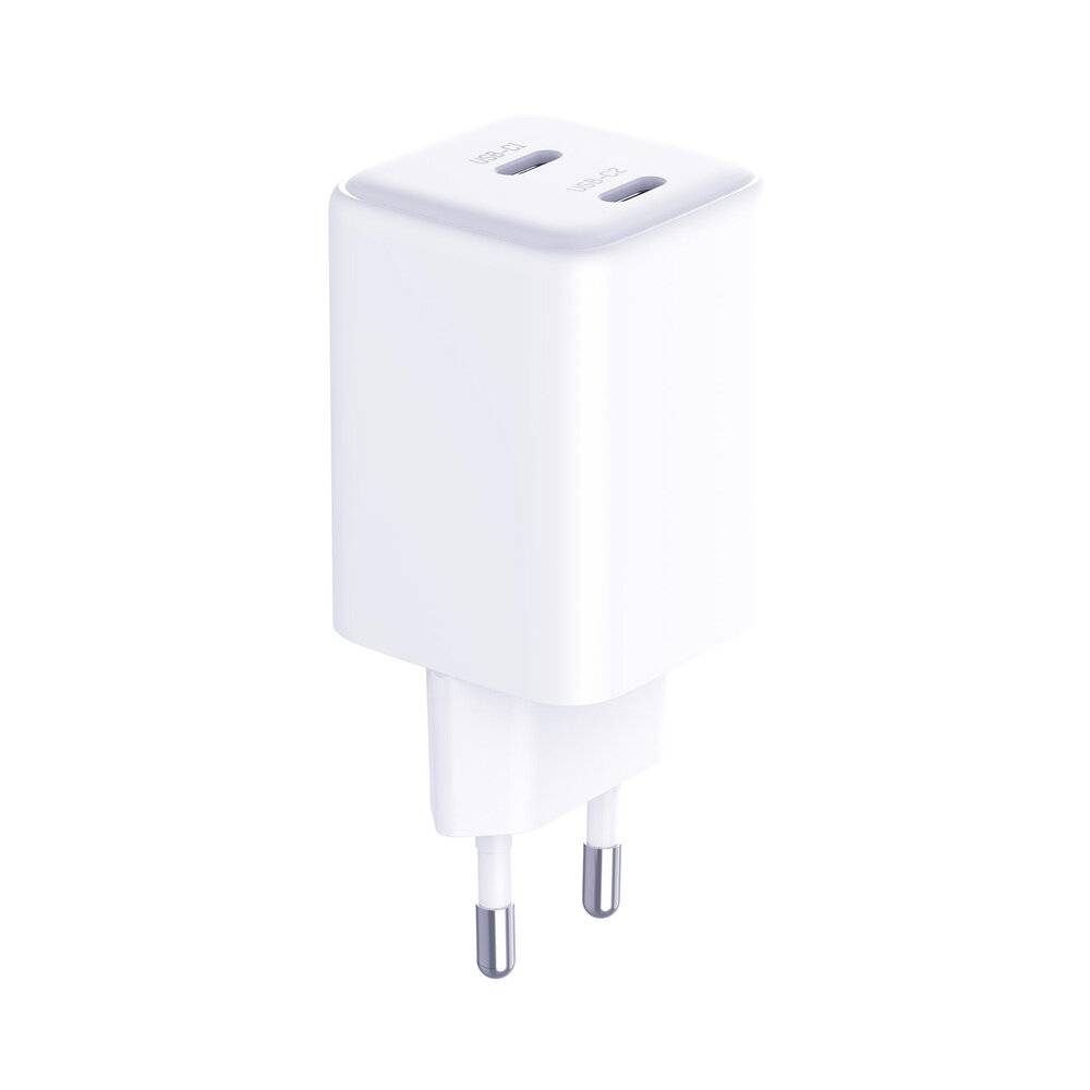 Ein weißes USB-Wandladegerät mit zwei Anschlüssen und europäischen Steckerkontakten, aus leicht erhöhtem Winkel betrachtet.
