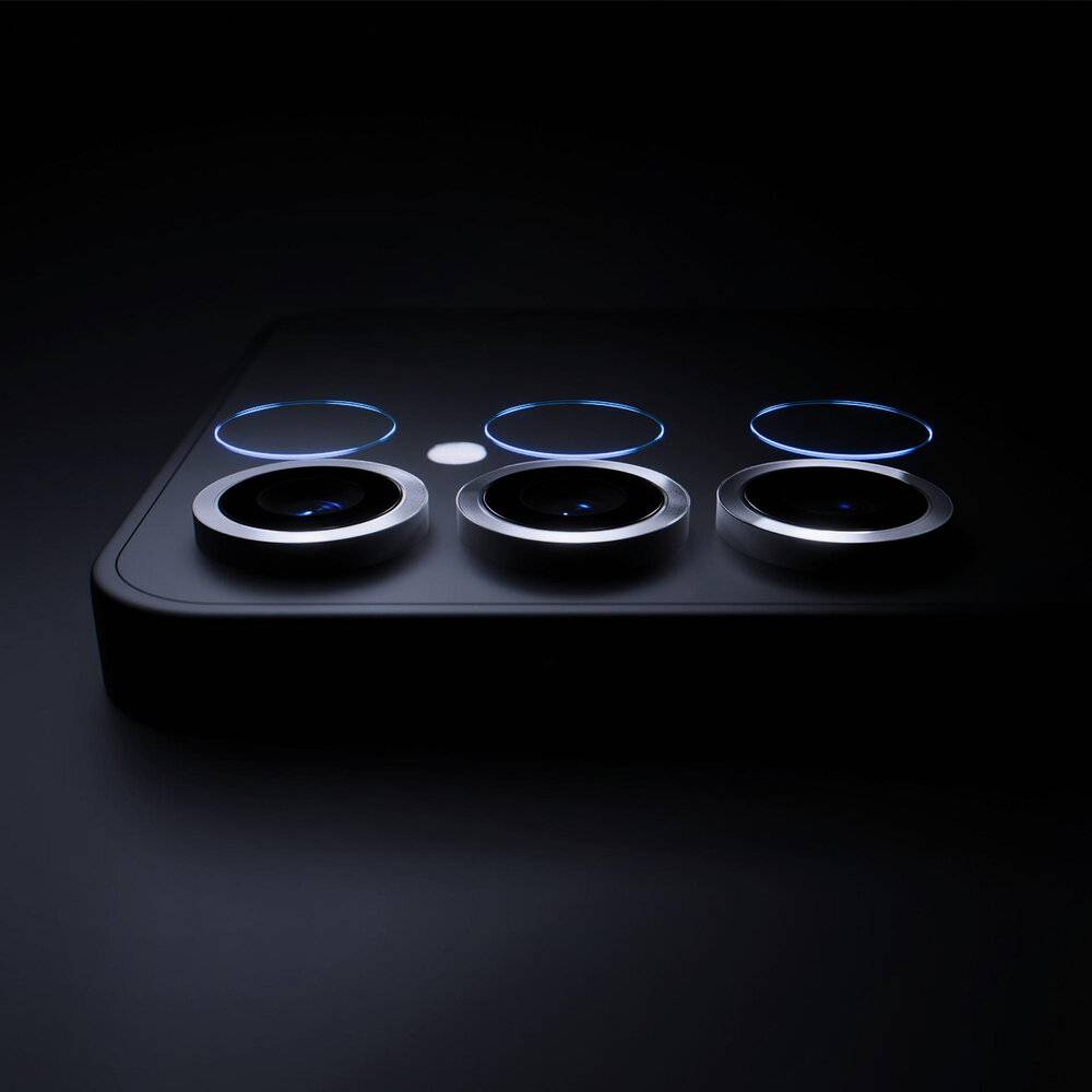 Nahaufnahme des Kameramoduls eines Smartphones mit mehreren Linsen auf dunklem Hintergrund, das elegantes Design und fortschrittliche Kameratechnologie zeigt.