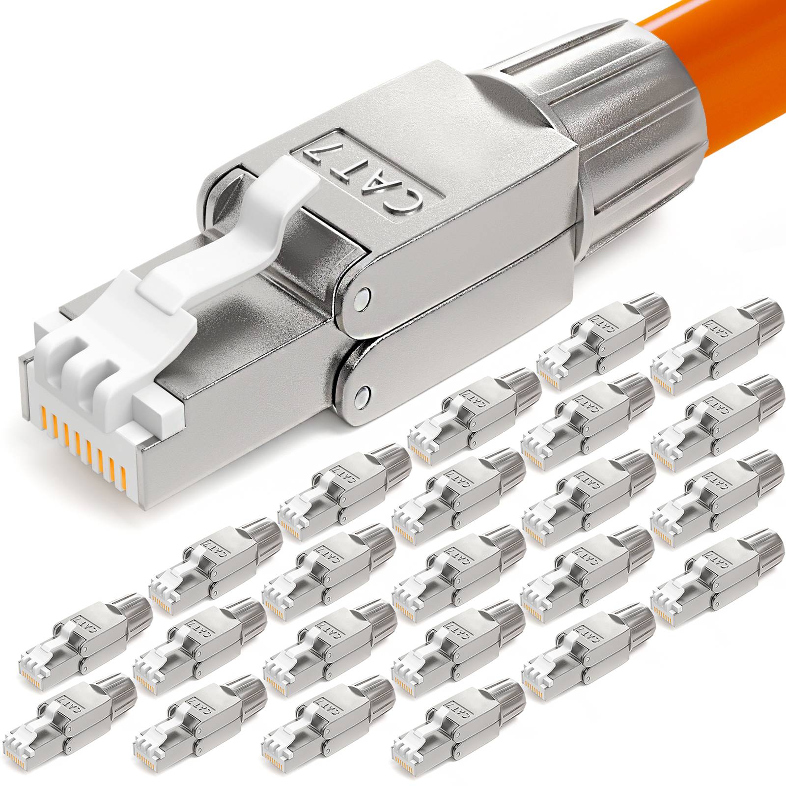 CAT7-Stecker und -Kabel; Nahaufnahme eines großen orangefarbenen Kabels mit einem silbernen Stecker im Vordergrund, umgeben von zahlreichen kleineren Steckern.