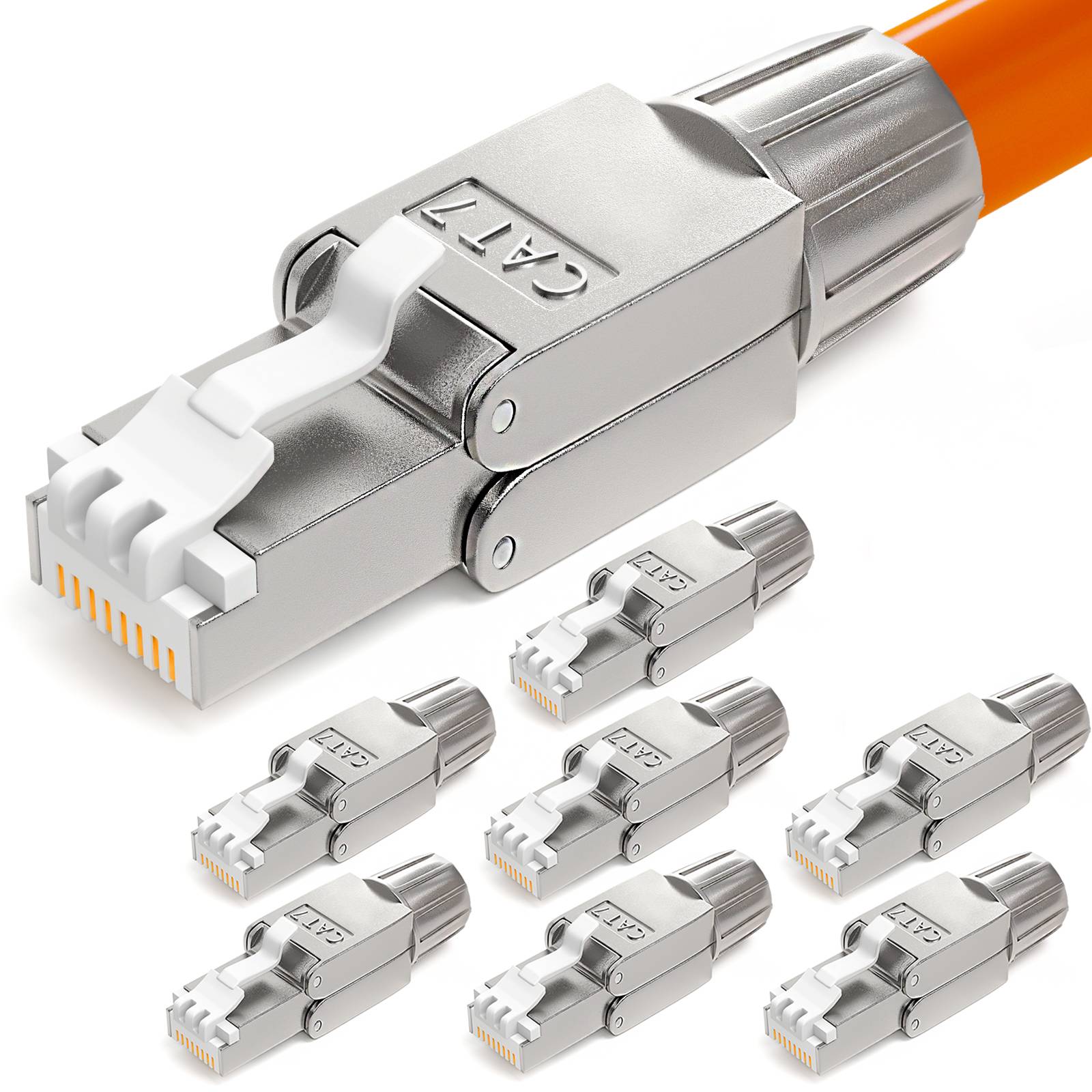 Nahaufnahme eines CAT7-Ethernet-Steckers mit abgeschirmtem Metallgehäuse, zusammen mit mehreren identischen Steckern, die Design-Merkmale hervorheben.