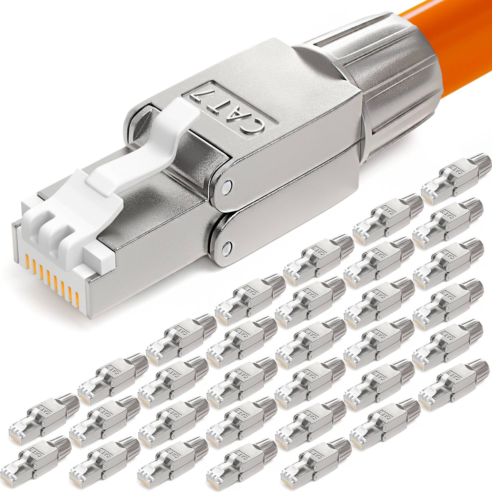Ein großer silberner Cat7-Ethernet-Stecker wird prominent angezeigt, mit zahlreichen kleineren Steckern, die in Reihen daneben angeordnet sind.