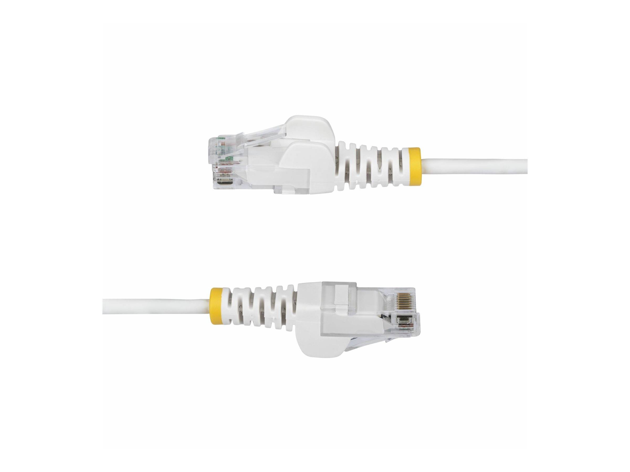 Zwei weiße Ethernet-Kabel mit gelben Bändern, horizontal parallel und in entgegengesetzte Richtungen ausgerichtet, vor einem neutralen Hintergrund.
