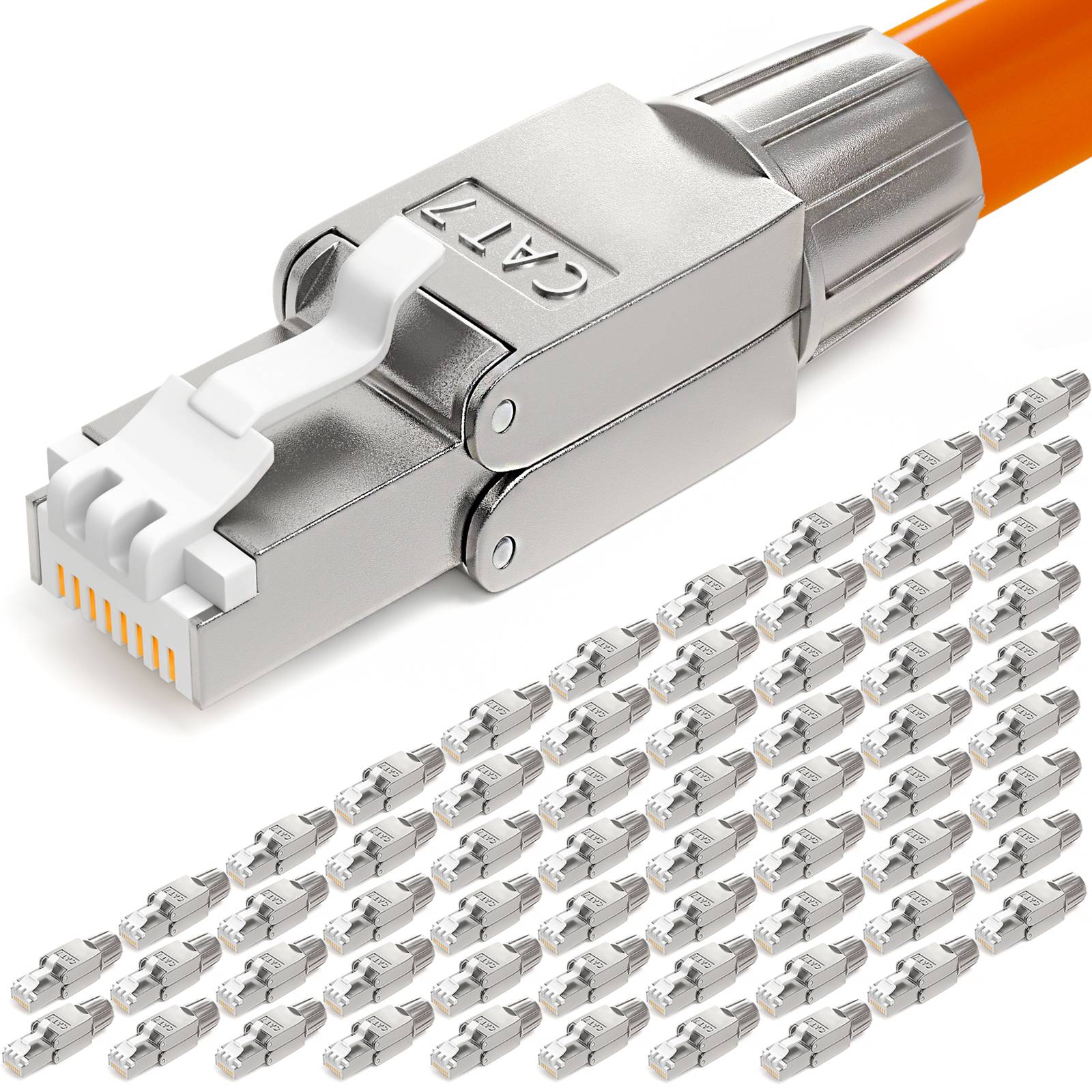 Ein hochwertiges CAT7-Netzwerkkabel mit metallischem Stecker und orangefarbenem Kabel, umgeben von mehreren kleinen Steckern.