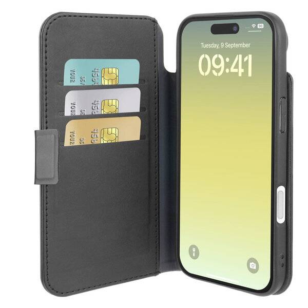 Schwarze Smartphone-Folio-Hülle, aufgeklappt dargestellt, mit drei Kartenschlitzen auf der linken Seite und einem Telefon auf der rechten Seite, auf dem ein Sperrbildschirm angezeigt wird.