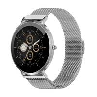 Eine silberne Smartwatch mit rundem Gehäuse zeigt ein schwarzes Zifferblatt mit vier Unter-Zifferblättern und minimalistischen Stundenmarkierungen, befestigt an einem Mesh-Armband.