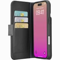 Eine schwarze Telefonbrieftasche ist geöffnet und zeigt ein Smartphone mit einem rosa Bildschirm, auf dem '09:41' und das Datum angezeigt werden. Drei Bankkarten sind in die Hülle eingeschoben.