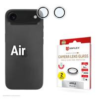 Ein schwarzes Smartphone mit 'Air'-Schriftzug auf der Rückseite, zwei Kameraobjektivschutzfolien daneben und eine Box mit der Aufschrift 'Camera Lens Glass' für iPhone SE.