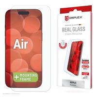 Ein Displayschutz für ein iPhone mit dem Aufdruck 'Air' auf der Verpackung, ausgestattet mit einem Montagrahmen. Die Verpackung hebt die Kompatibilität und Eigenschaften hervor.