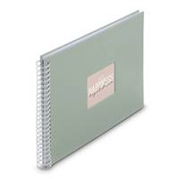 Ein hellgrauer, spiralgebundener Notizblock mit einem quadratischen Etikett auf dem Einband, auf dem in weißer Kursivschrift 