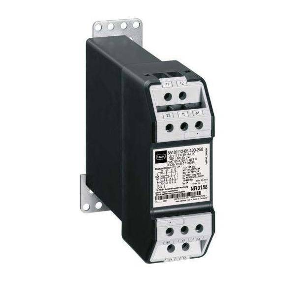 Schwarzes und silbernes industrielles Elektrogerät mit mehreren Steckdosen, auf der Seite mit 