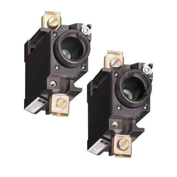 Das Bild zeigt zwei identische, schwarze Industriemaschineteile mit Metallkomponenten, die in einem leichten Winkel positioniert sind.