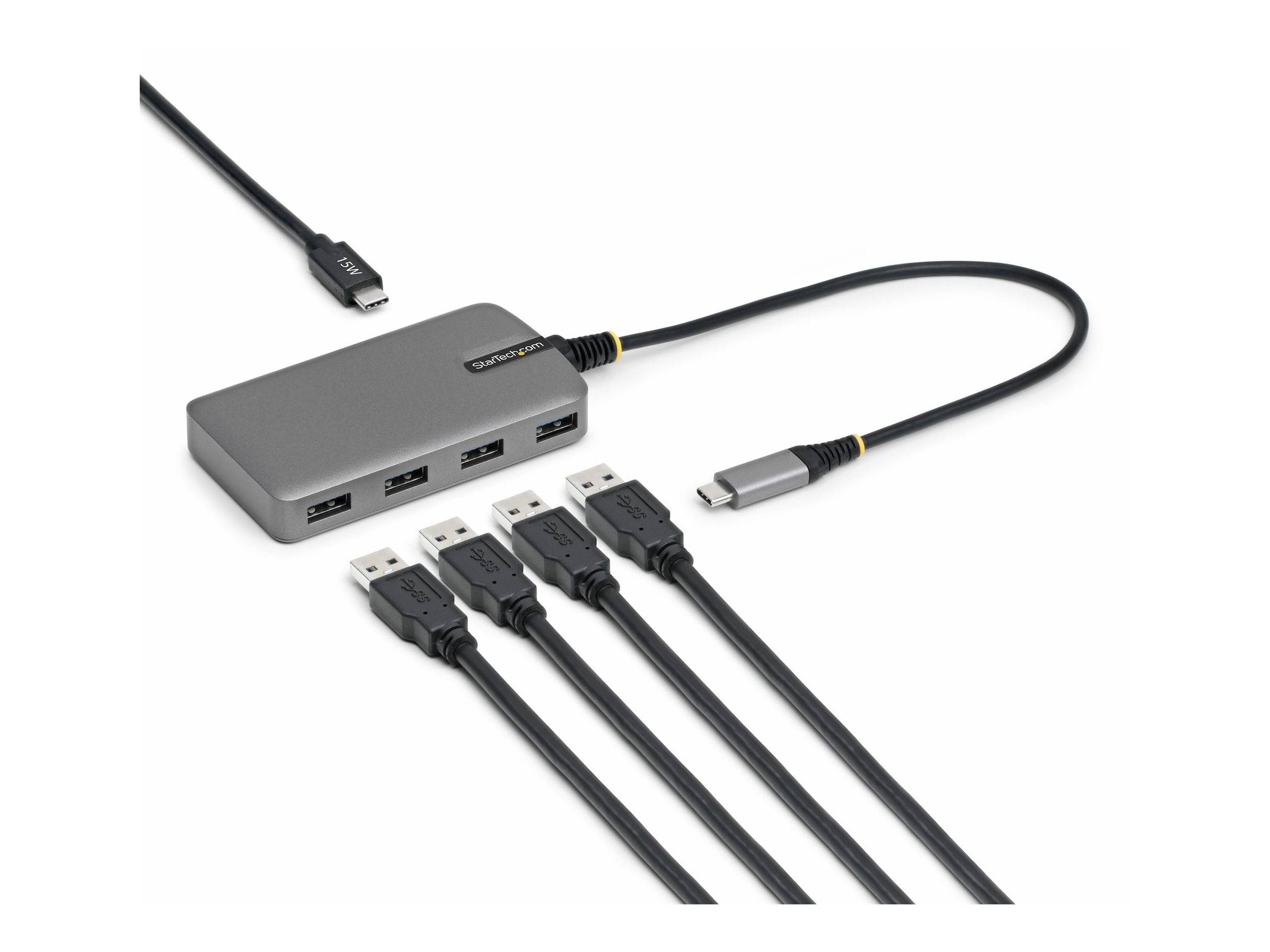 Ein USB-Hub mit vier Anschlüssen und einem angeschlossenen Kabel, der auf einer Oberfläche liegt. Vier zusätzliche USB-Kabel sind in den Hub eingesteckt.