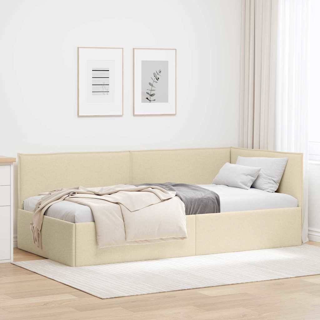 Ein minimalistisches Schlafzimmer mit einem beigen Tagesbett, das mit neutraltönen Decken und Kissen geschmückt ist. Zwei gerahmte botanische Drucke hängen über dem Bett.