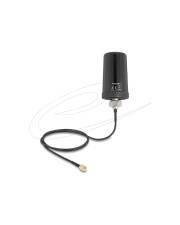 Eine schwarze Antenne mit Kabel und Anschluss, die zur Kommunikation oder Signalempfang verwendet wird, vor einem weißen Hintergrund isoliert.