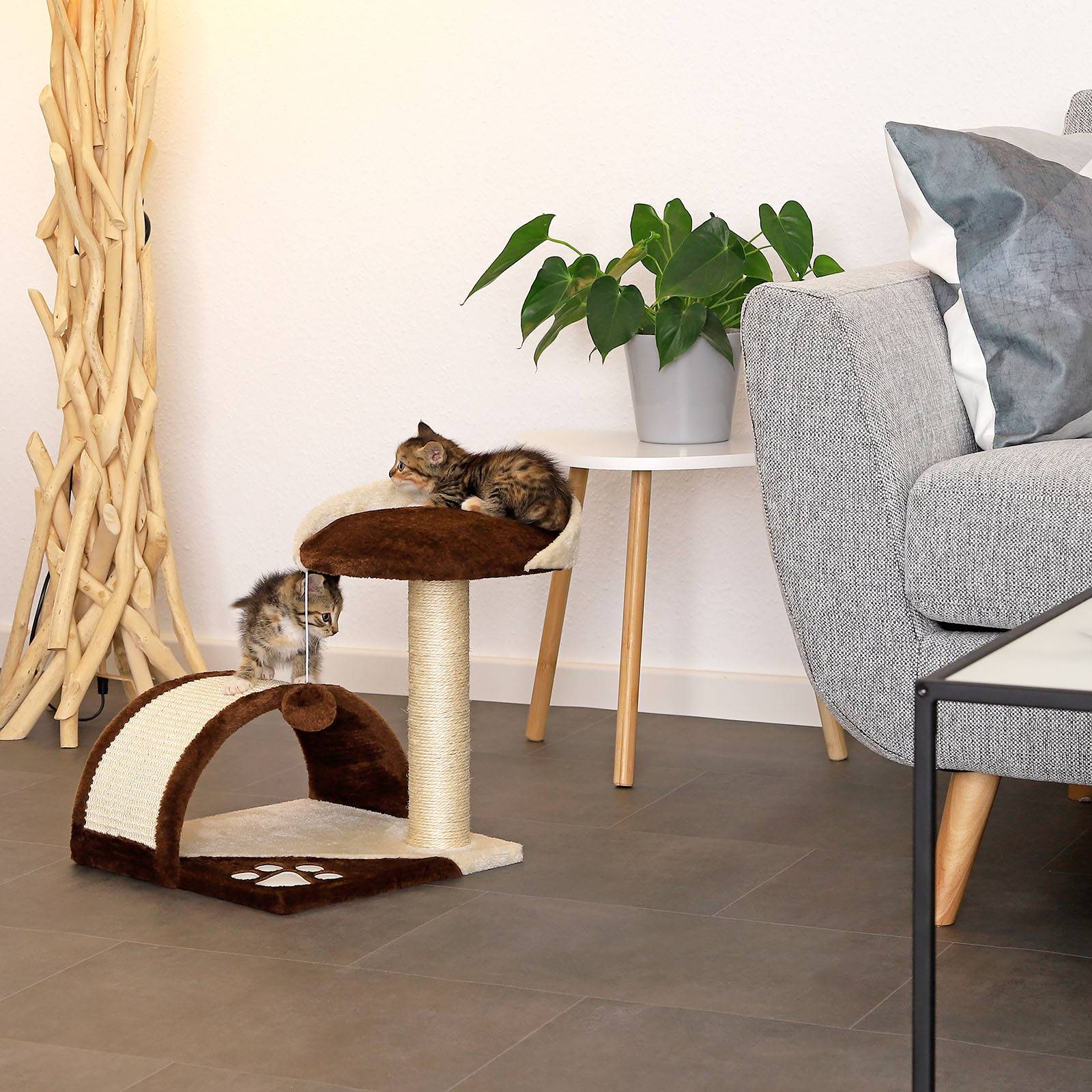 lionto Kompakt-Kratzbaum, kleiner Kratzbaum mit Spielball, Kratzbogen & Aussichtsplattform, platzsparend, Höhe 43 cm, braun/beige