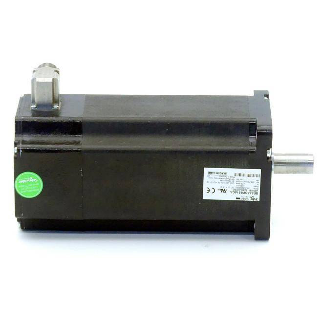 Schwarzer Industrieelektromotor mit silberner Welle auf der rechten Seite und Befestigungsvorrichtung oben, gezeigt auf weißem Hintergrund.