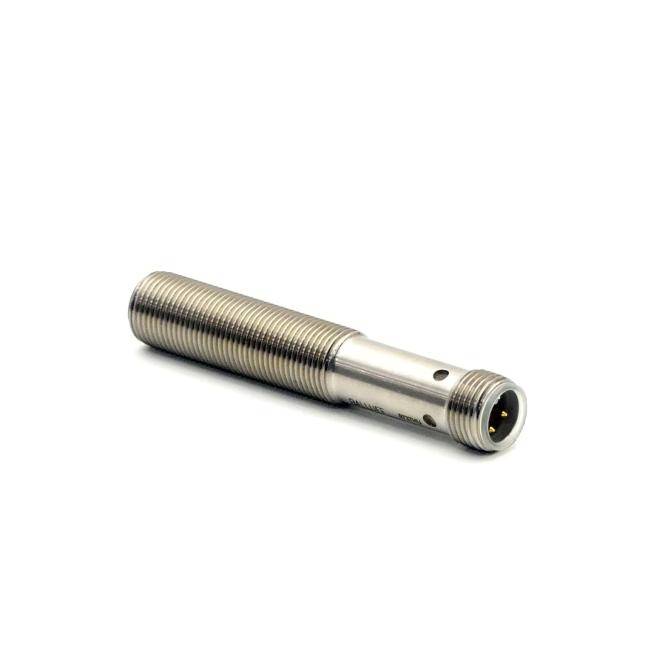 Nahaufnahme eines metallischen gewindetragenden zylindrischen Sensors oder Steckers auf weißem Hintergrund.