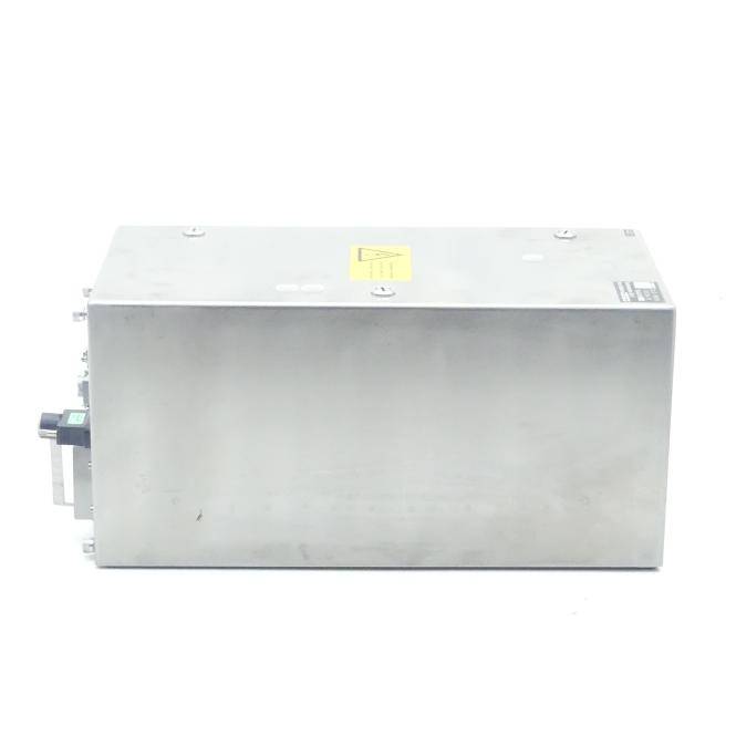 Rechteckige silberne Metallgeräte box mit Befestigungshardware auf der linken Seite, dargestellt vor weißem Hintergrund.