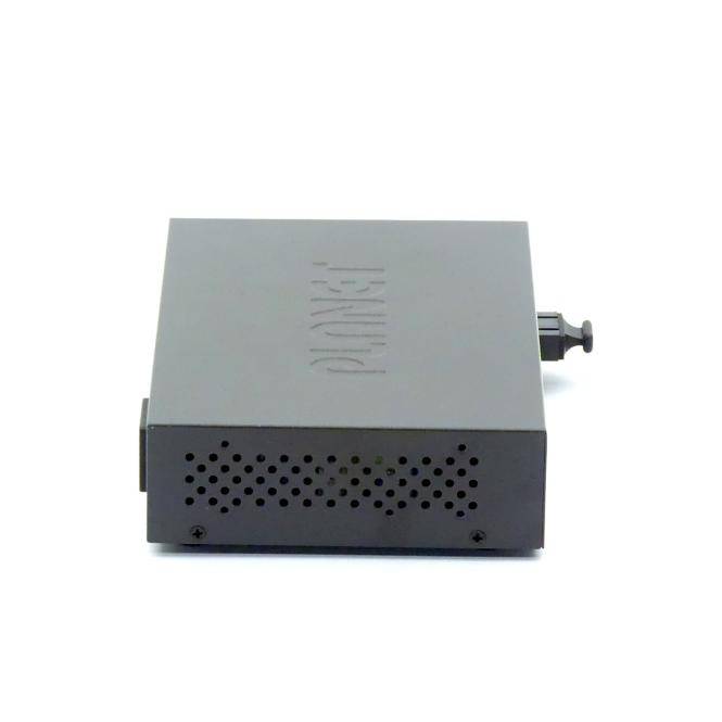 Kleine graue elektronische Gerätebox mit Lüftungslöchern an der Vorderseite und einem Knopf oder Stecker, der von der rechten Seite herausragt.