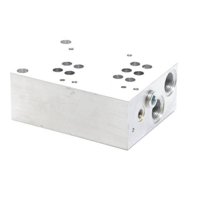 Silbernes Metall-Hydraulikventilblock mit mehreren gebohrten Öffnungen und Gewindenseitenöffnungen, dargestellt auf weißem Hintergrund.