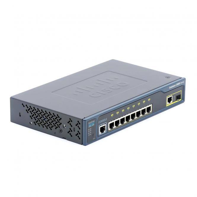 Cisco Catalyst 2960 Series Netzwerk-Switch mit acht Ethernet-Ports und einem Konsolen-Port auf weißem Hintergrund dargestellt.