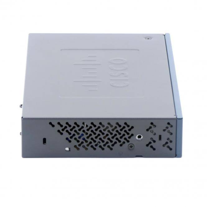 Seitenansicht eines grauen Cisco-Netzwerkgeräts oder Routers mit Belüftungslöchern und Anschlüssen auf der Frontplatte.