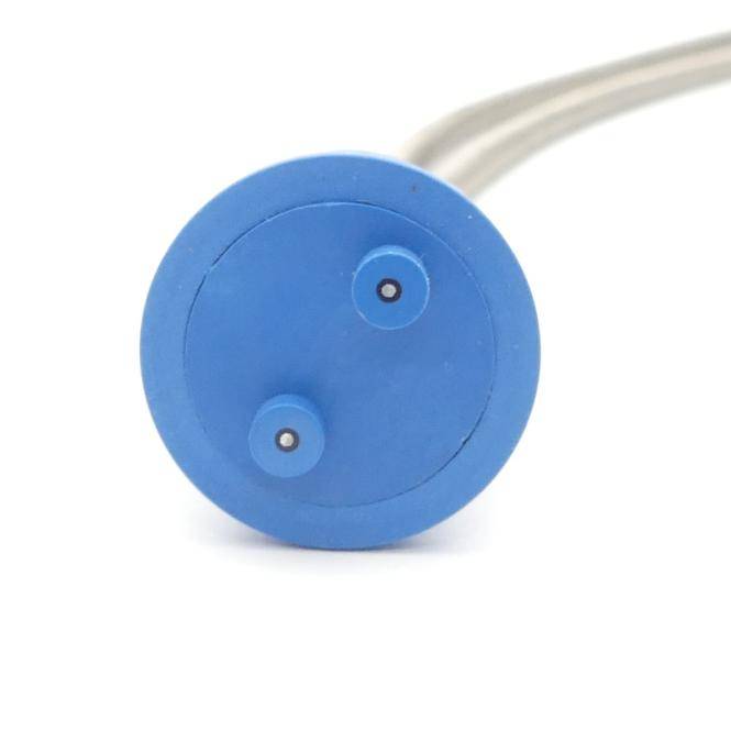 Blauer Rundstecker mit zwei kleinen Kontaktstiften und einem Kabel, das sich oben rechts auf weißem Hintergrund erstreckt