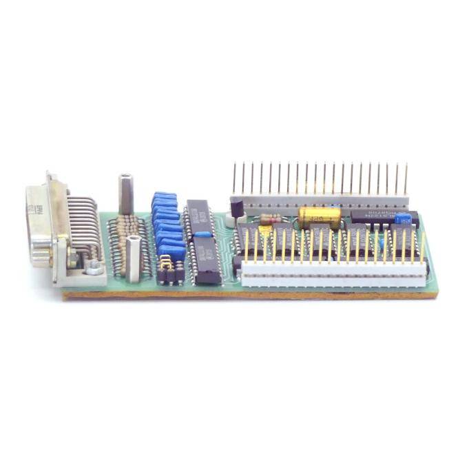 Leiterplatte mit elektronischen Komponenten, einschließlich Stecker, Stifte, Widerstände, Kondensatoren und integrierte Schaltkreise, auf weißem Hintergrund dargestellt.