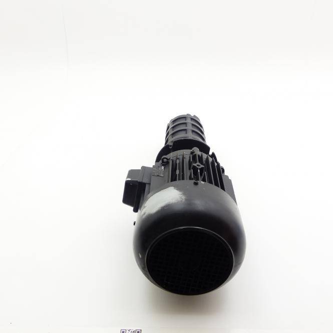 Schwarze Elektromotor- oder Pumpeneinheit fotografiert vor weißem Hintergrund, von unten fotografiert mit großer kreisförmiger Ansaug- oder Lüfteröffnung.