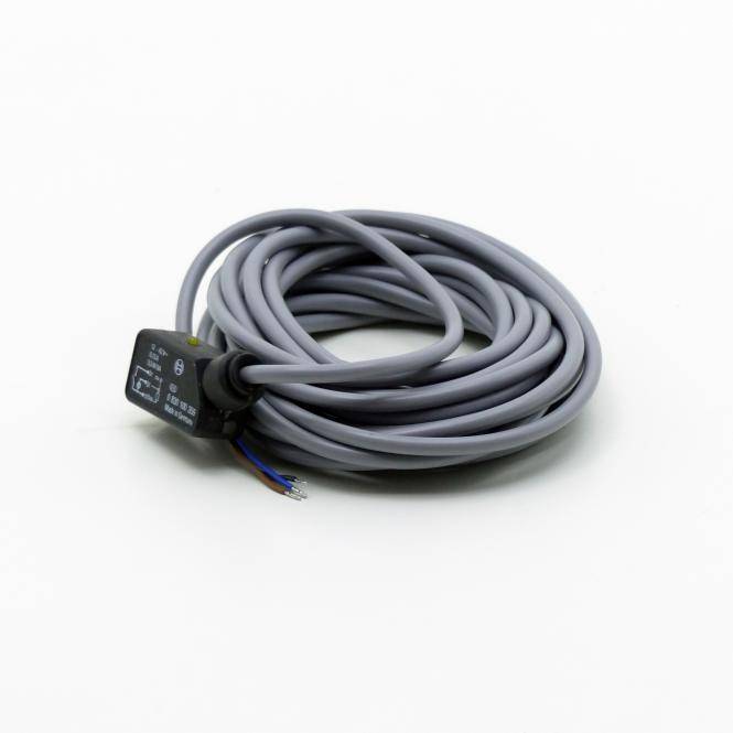 Aufgerolltes graues Kabel mit einem kleinen schwarzen Sensor oder Stecker, shown auf weißem Hintergrund.