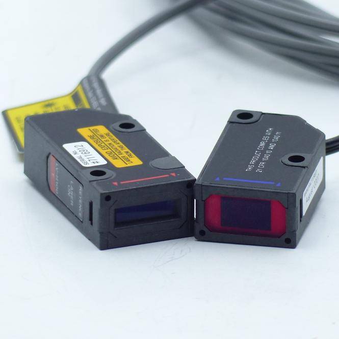 Frontansicht eines metallischen elektrischen Bauteils oder Aktuators mit einer runden beigen Kappe, isoliert auf weißem Hintergrund dargestellt.