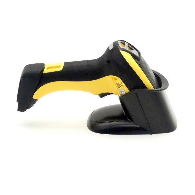 Schwarz-gelber tragbarer Barcode-Scanner, der in einer Ladeschale auf weißem Hintergrund ruht.
