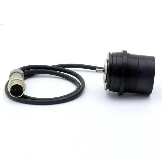 Schwarzes Kabel mit einem runden Multi-Pin-Stecker, der an einem zylindrischen Gerät auf weißem Hintergrund angebracht ist.