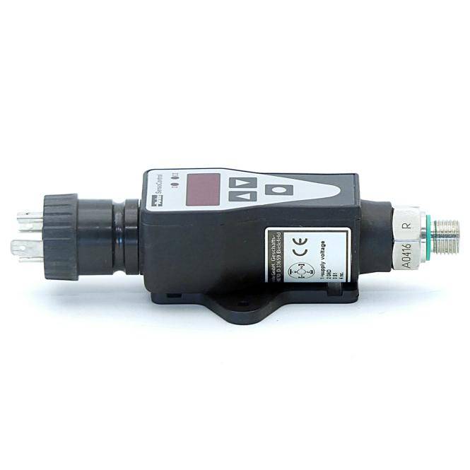 Schwarzer zylindrischer Industrie-Sensor oder Durchflusschalter mit digitaler Anzeige und Tasten, von der Seite auf weißem Hintergrund gezeigt.