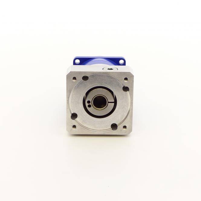 Vorderansicht eines quadratischen Metallmaschinenteils mit einer kreisförmigen zentralen Öffnung und Befestigungslöchern, dargestellt auf weißem Hintergrund.