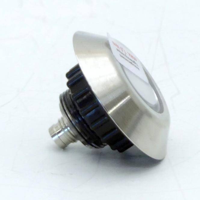 Nahaufnahme eines metallischen mechanischen Verbinders oder einer Kappe mit einem schwarzen gerippten Ring, gezeigt auf weißem Hintergrund.
