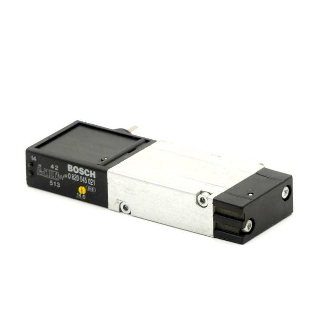 Ein Bosch-Automobil-Elektrorelaismodul in Nahaufnahme auf weißem Hintergrund.