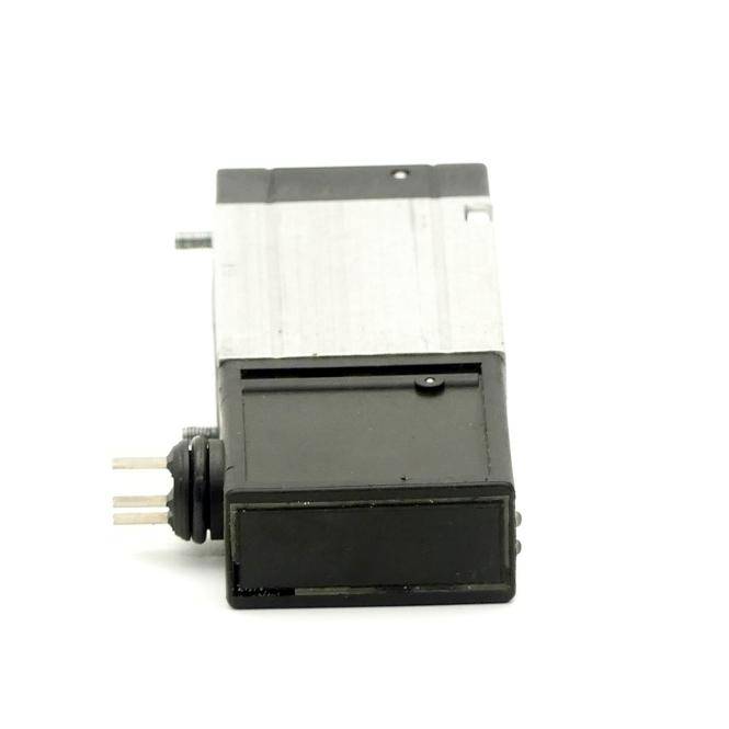 Eine kleine rechteckige Elektrobaugruppe aus Metall und schwarzem Kunststoff mit Steckverbindungsstiften an der Seite, abgebildet auf einem einfachen weißen Hintergrund.