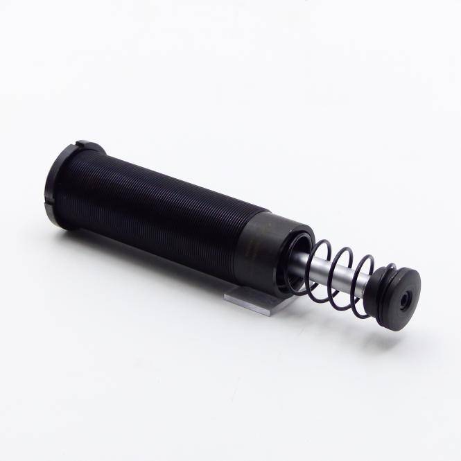 Schwarze zylindrische federbelastete mechanische Patrone mit einer verlängerten Spiralfeder auf weißem Hintergrund.