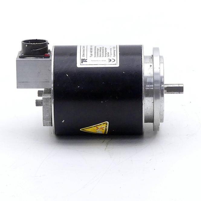 Zylindrischer Elektromotor mit hervorstehendem Schaft und angebrachtem Stecker, fotografiert vor einem einfachen weißen Hintergrund.