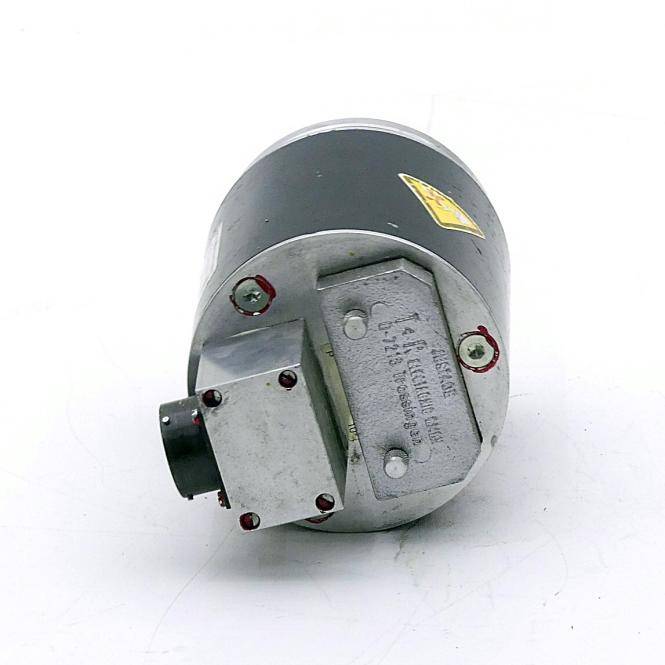 Ein zylindrisches Metall-Industriebauteil oder Motorgehäuse mit einer angebrachten Anschlussbox, gezeigt auf einem einfachen weißen Hintergrund.