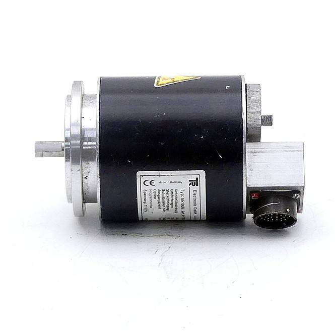 Schwarzer zylindrischer Industriemotor oder Encoder mit Metallwelle und Elektrostecker auf weißem Hintergrund.