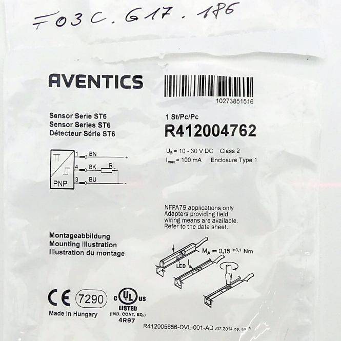 Seitenansicht eines dünnen elektronischen Leiterplattenmoduls mit einem darunter hängenden Stecker, isoliert auf weißem Hintergrund.
